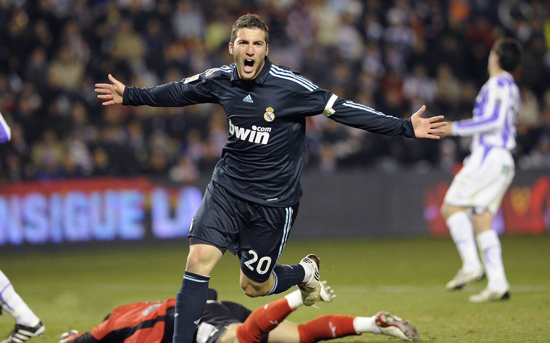 复苏中的电竞线下活动，封闭环境中与粉丝近距离交互，电竞复盘